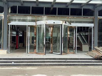 三翼旋轉門 高端建筑入口的優雅與智能之選